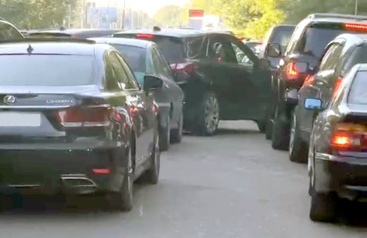 Кумовство тоже увеличивает время ожидания на границе?