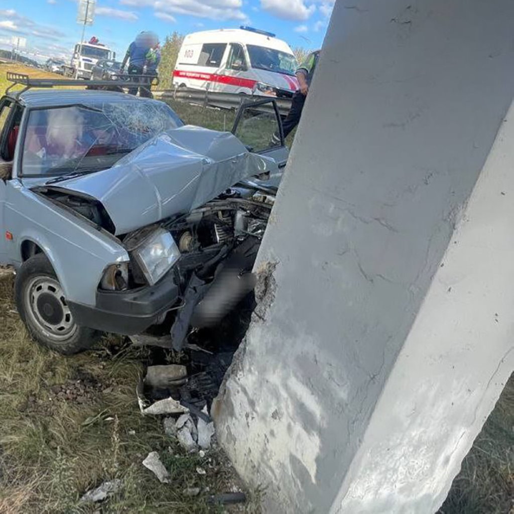 95-летний водитель почувствовал себя плохо за рулем, его «Москвич» врезался в опору моста