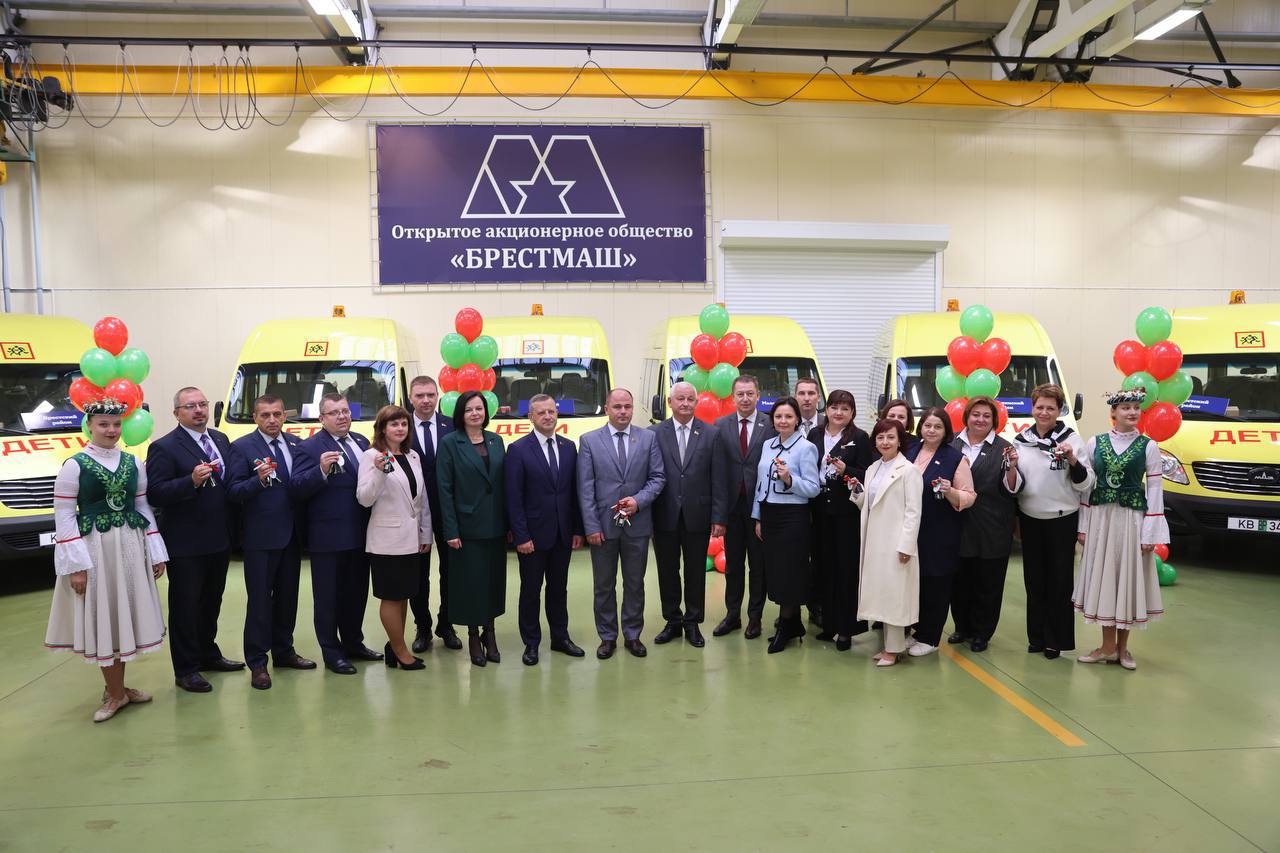 Ключи от 23 школьных автобусов вручили в Бресте