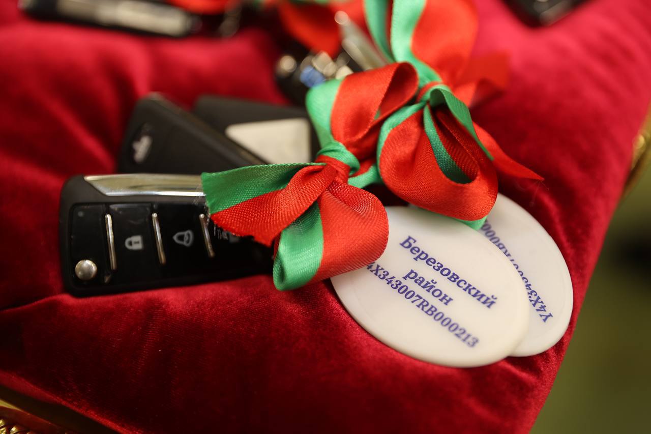 Ключи от 23 школьных автобусов вручили в Бресте