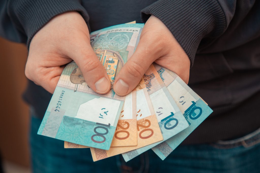 В Беларуси есть категория работников, которая может получить единовременную выплату в 12 000 рублей