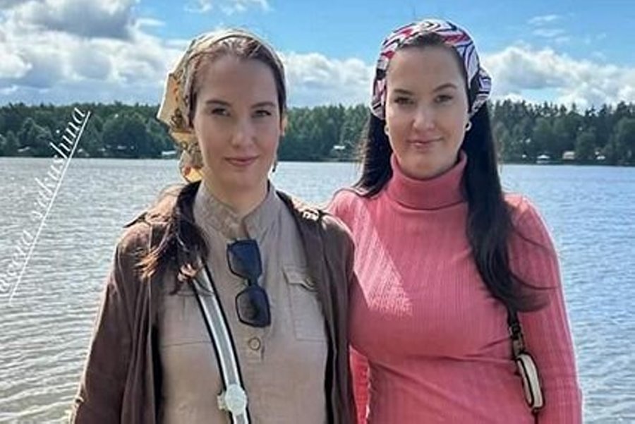 «Менялись местами в школе». «Забыла, что у меня двойня»: из жизни белорусских близнецов и их родителей