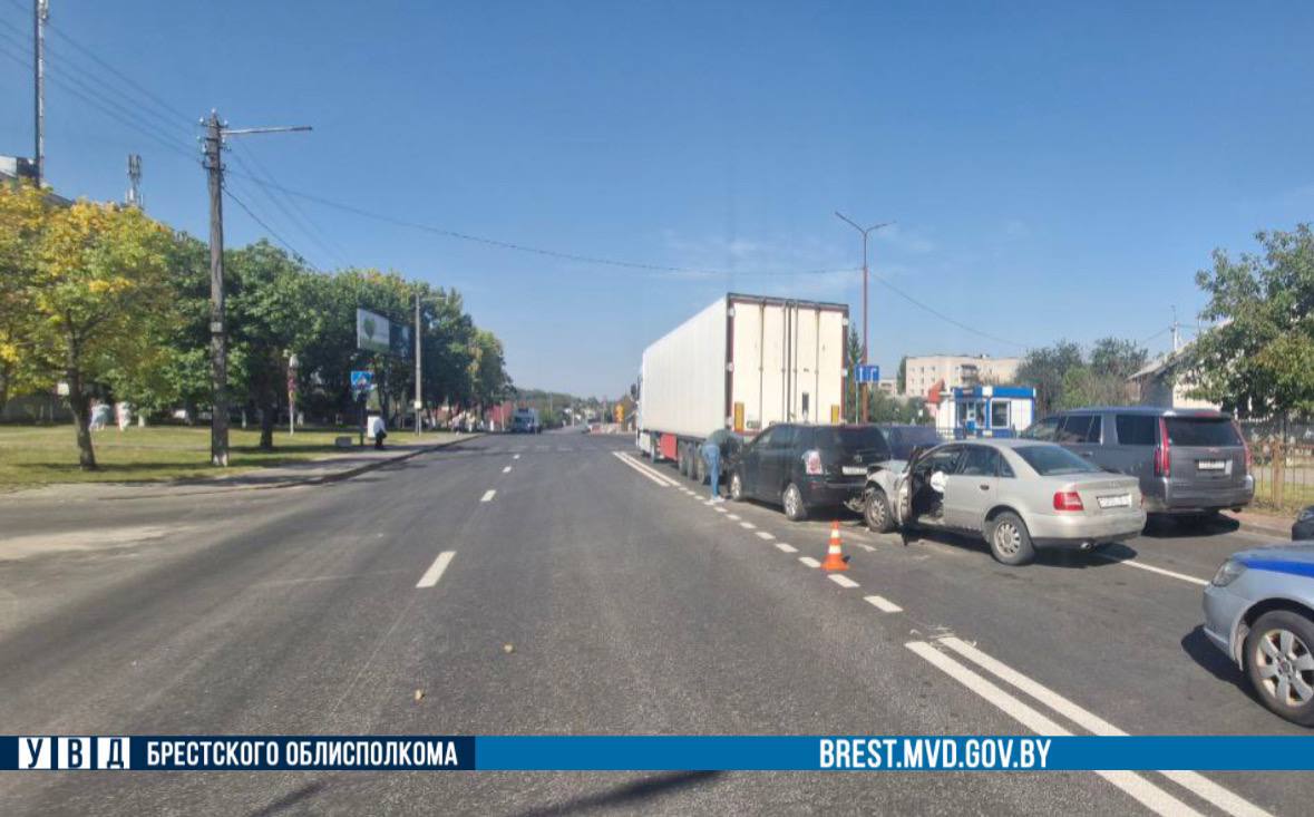 Пьяный водитель Audi собрал «паровозик» в Бресте на Речице