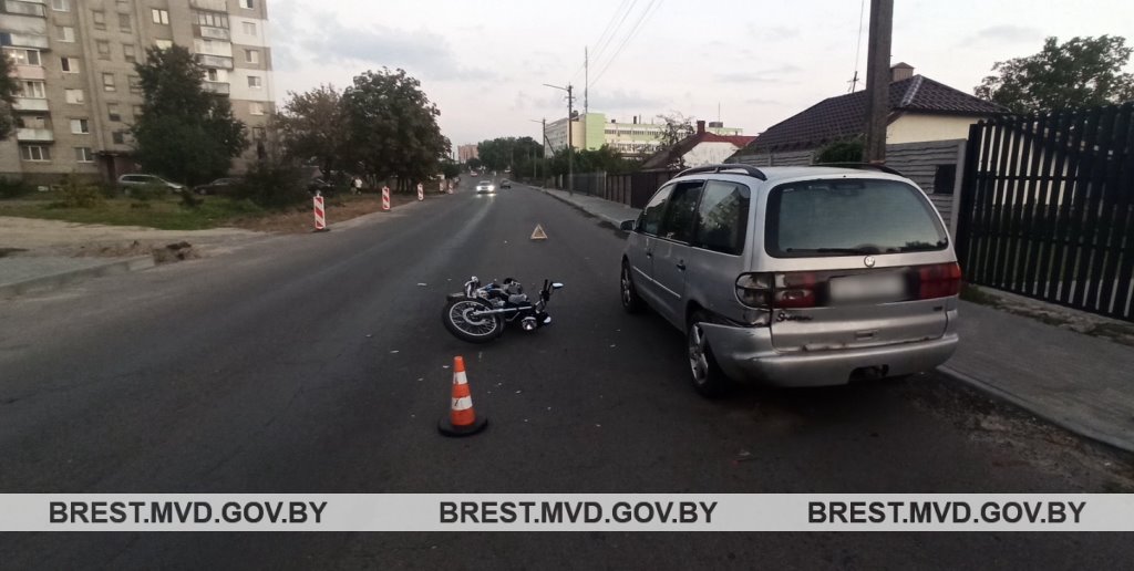 В Бресте 16-летний парень на мотоцикле врезался в припаркованный Volkswagen
