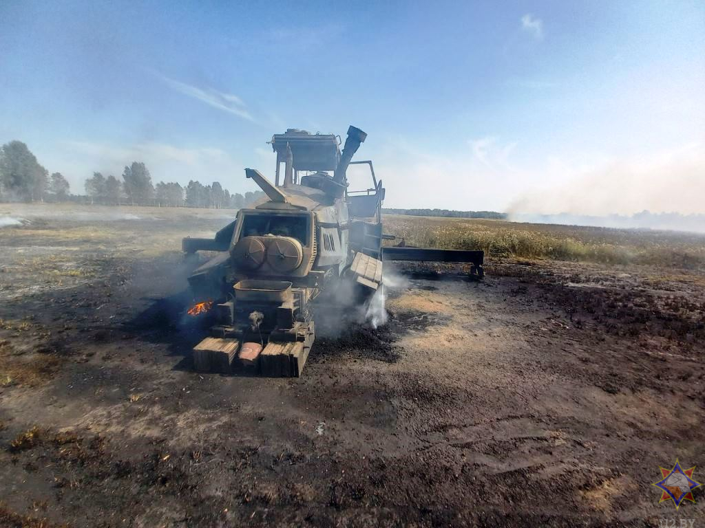 Кормоуборочный комбайн загорелся в Лунинецком районе