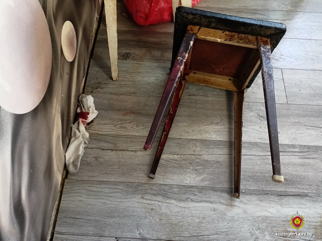 Молодой белорус неудачно упал на кухне и напоролся на табурет – спасти его не удалось