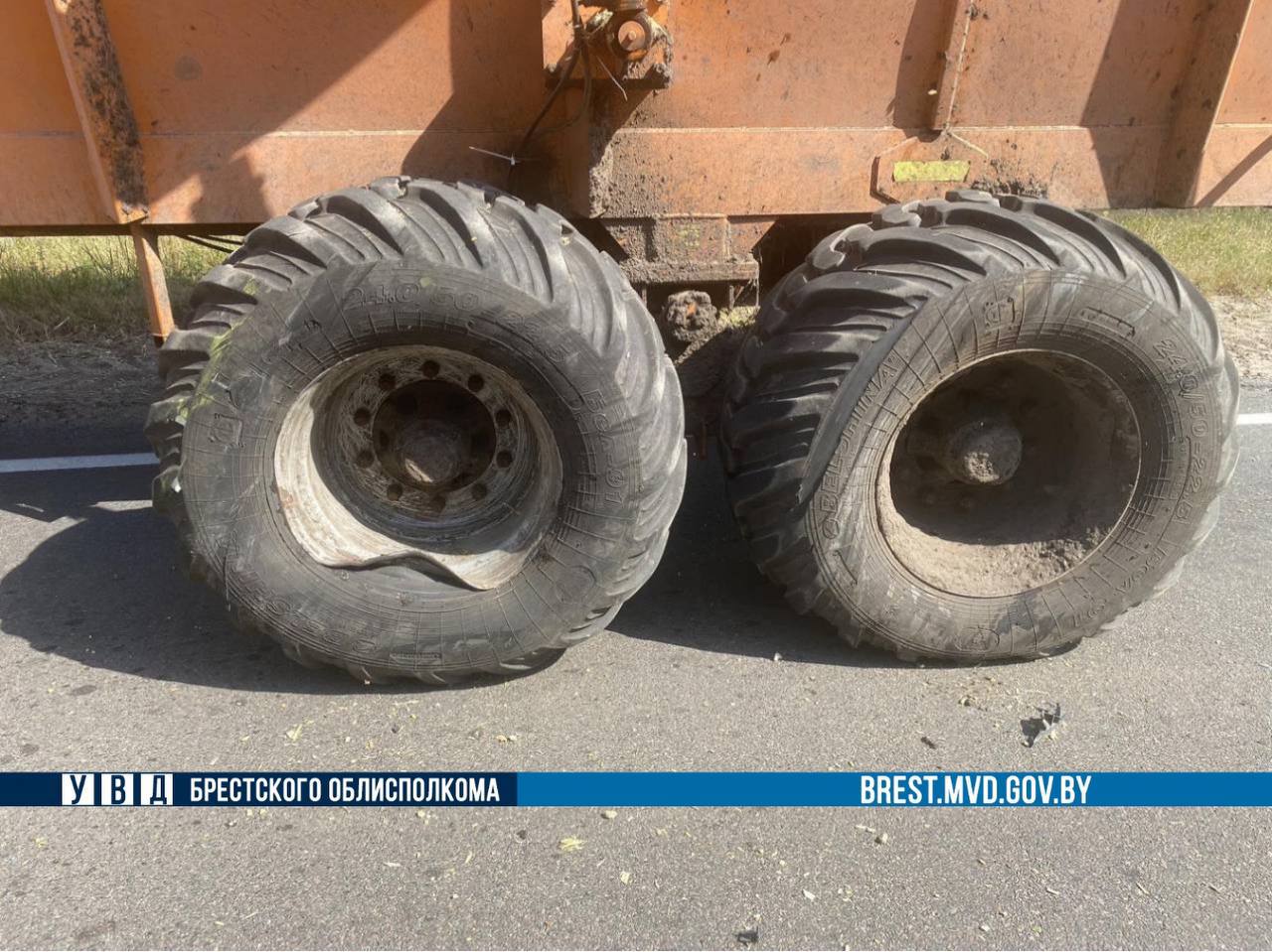 ДТП в Кобринском районе такси врезалось в прицеп трактора и перевернулось