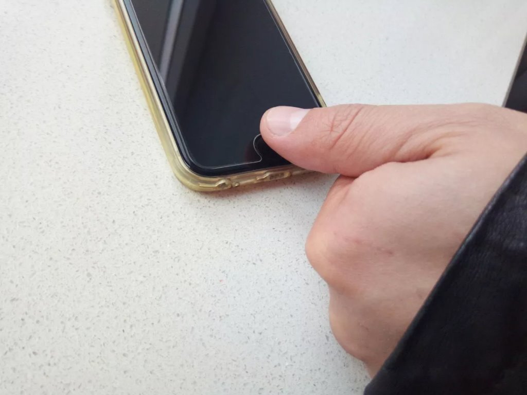 Молодые брестчане обманули жителей области, продавая им заблокированные телефоны