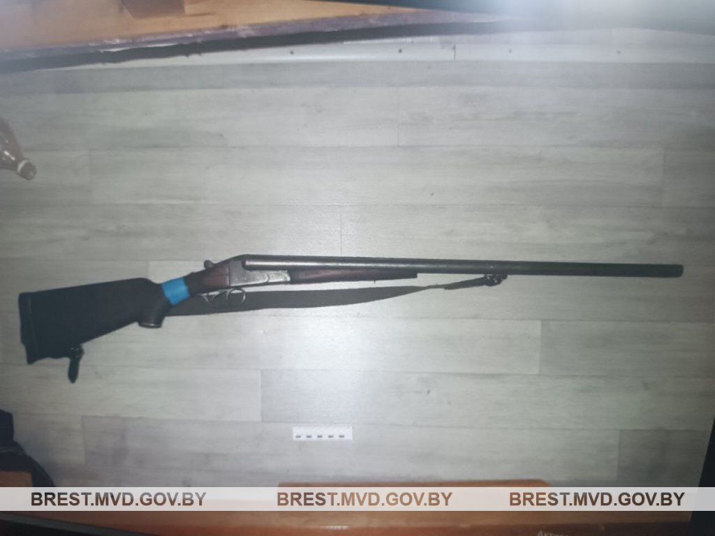 Житель Лунинца нашёл ружьё в лесу и принёс его домой