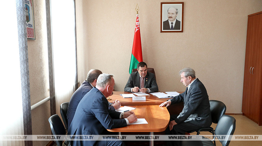 Асфальтирование дорог и отопление. На что жаловались в Каменецком районе помощнику Президента