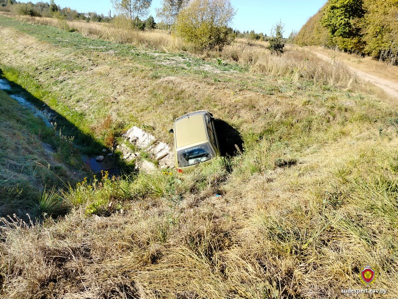 Пьяный бесправник угнал чужое авто и влетел на нем в мелиоративный канал