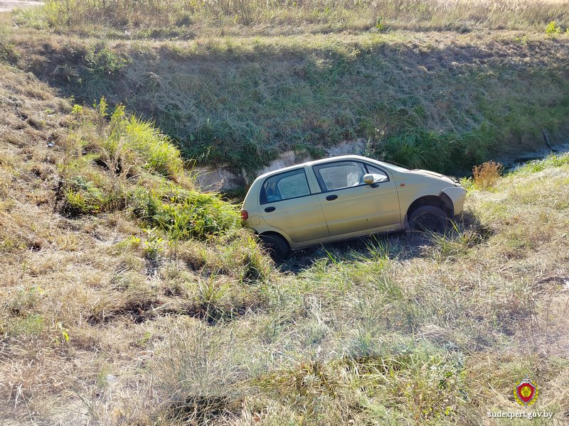 Пьяный бесправник угнал чужое авто и влетел на нем в мелиоративный канал