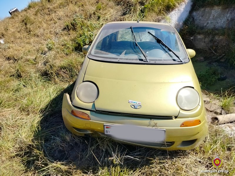 Пьяный бесправник угнал чужое авто и влетел на нем в мелиоративный канал