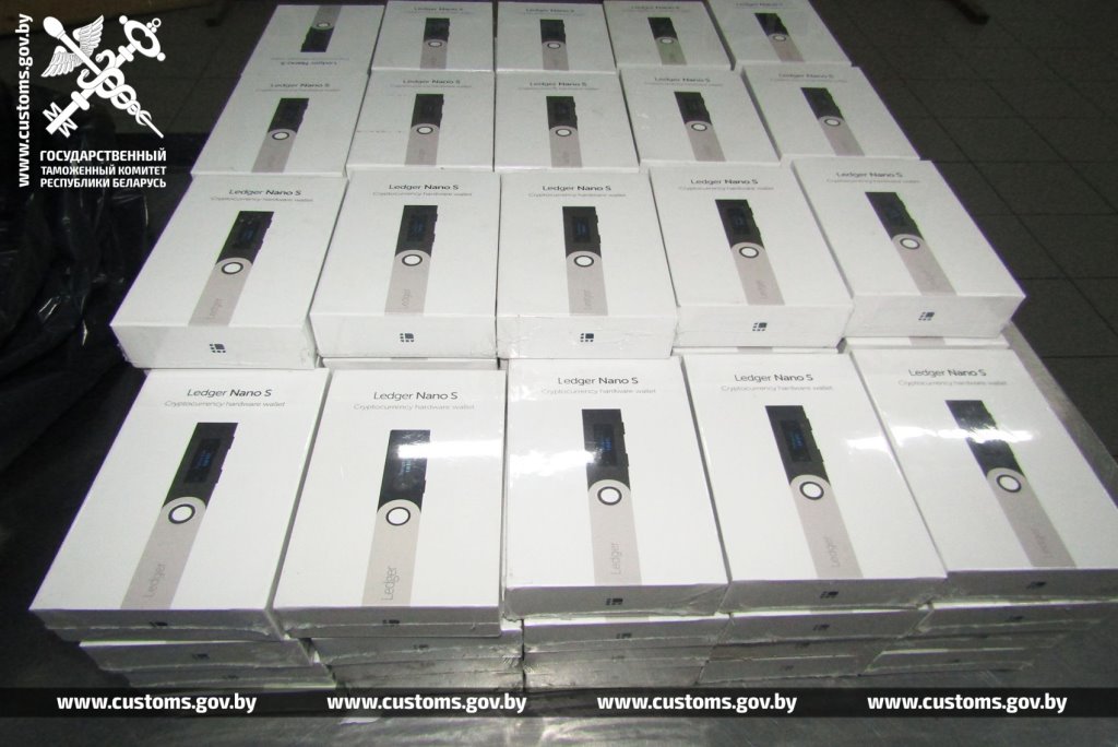 Мужчина хотел незаконно перевезти через границу 95 кошельков для криптовалюты. Брестские таможенники нашли тайники