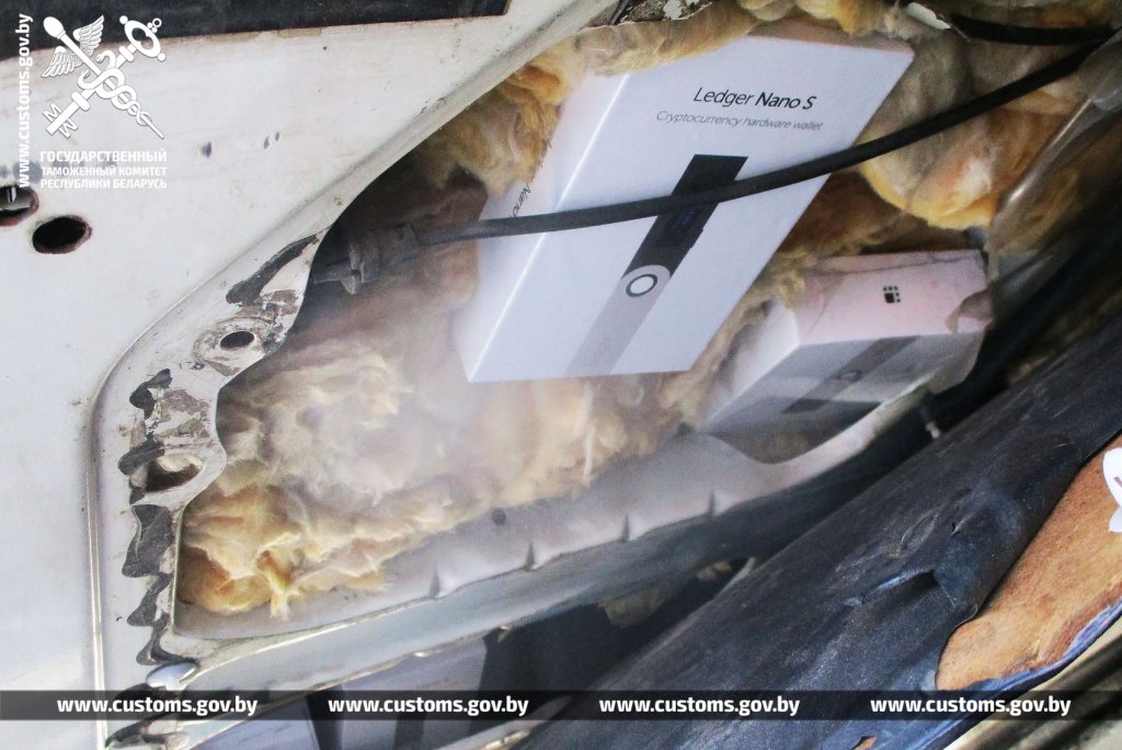 Мужчина хотел незаконно перевезти через границу 95 кошельков для криптовалюты. Брестские таможенники нашли тайники