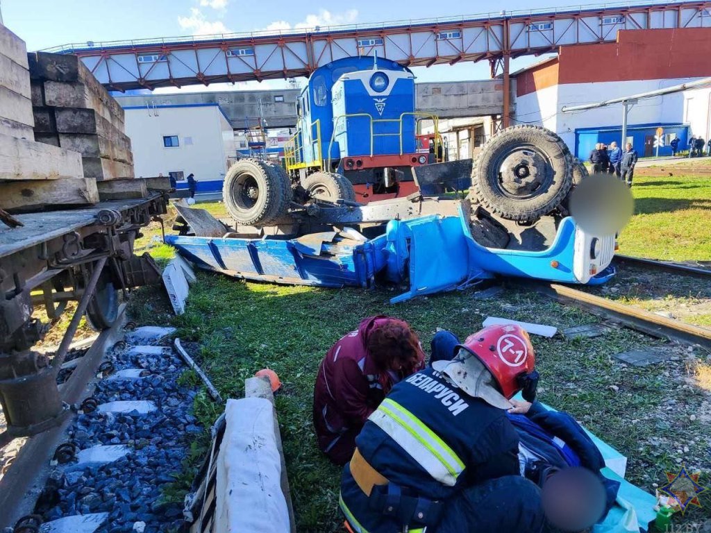 В Жабинке грузовик столкнулся с тепловозом. В МЧС рассказали, как спасали пассажира