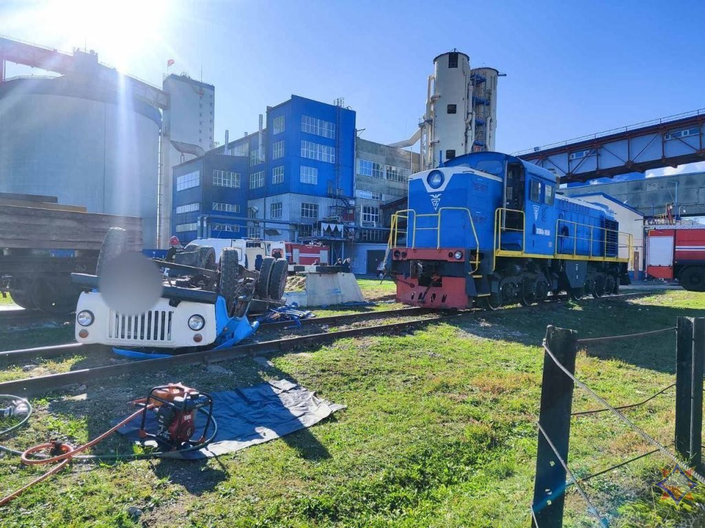 В Жабинке грузовик столкнулся с тепловозом. В МЧС рассказали, как спасали пассажира