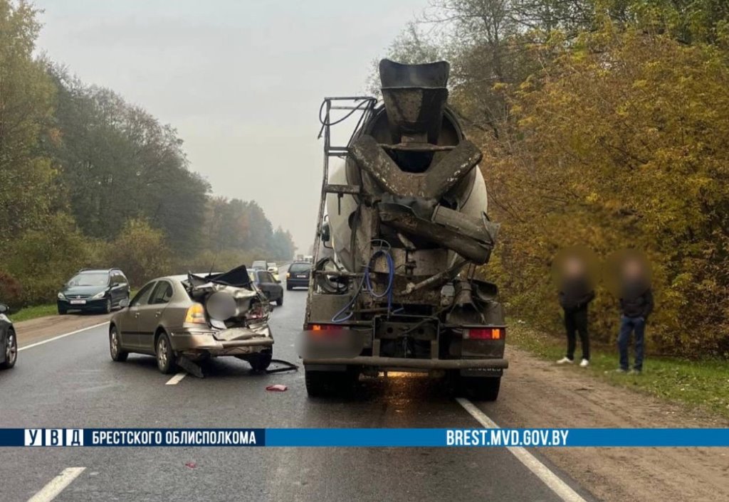 Тяжелое ДТП в Бресте: грузовик врезался в Skoda