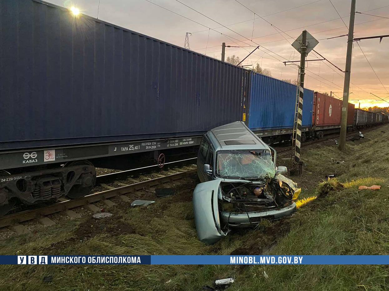 Автомобиль столкнулся с поездом — женщина-водитель погибла.