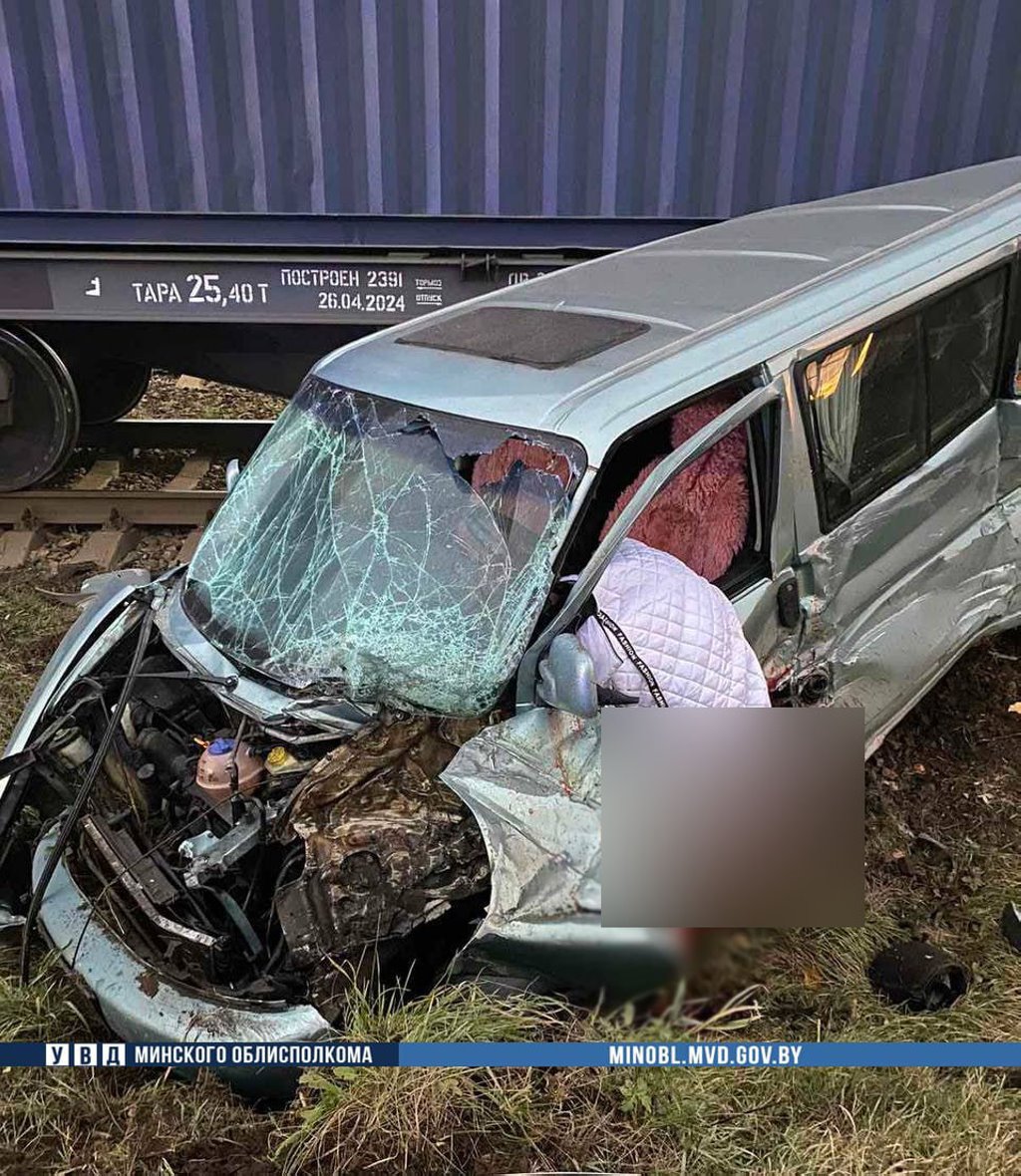 Автомобиль столкнулся с поездом — женщина-водитель погибла.