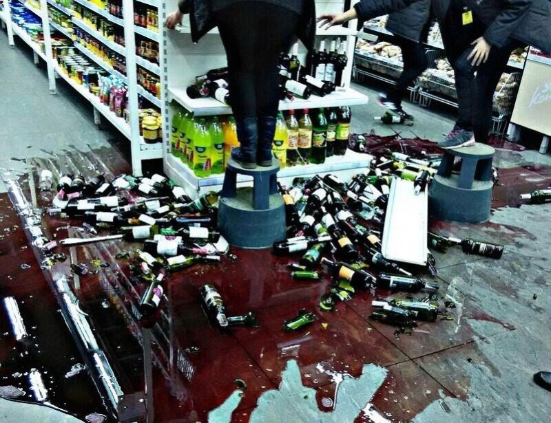 Разбитая бутылка вина в магазине: кто должен оплатить ущерб?