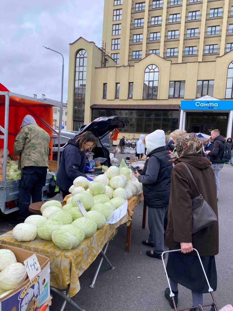 Жители Бреста активно посещают ярмарку у торгового центра «Дидас Персия»