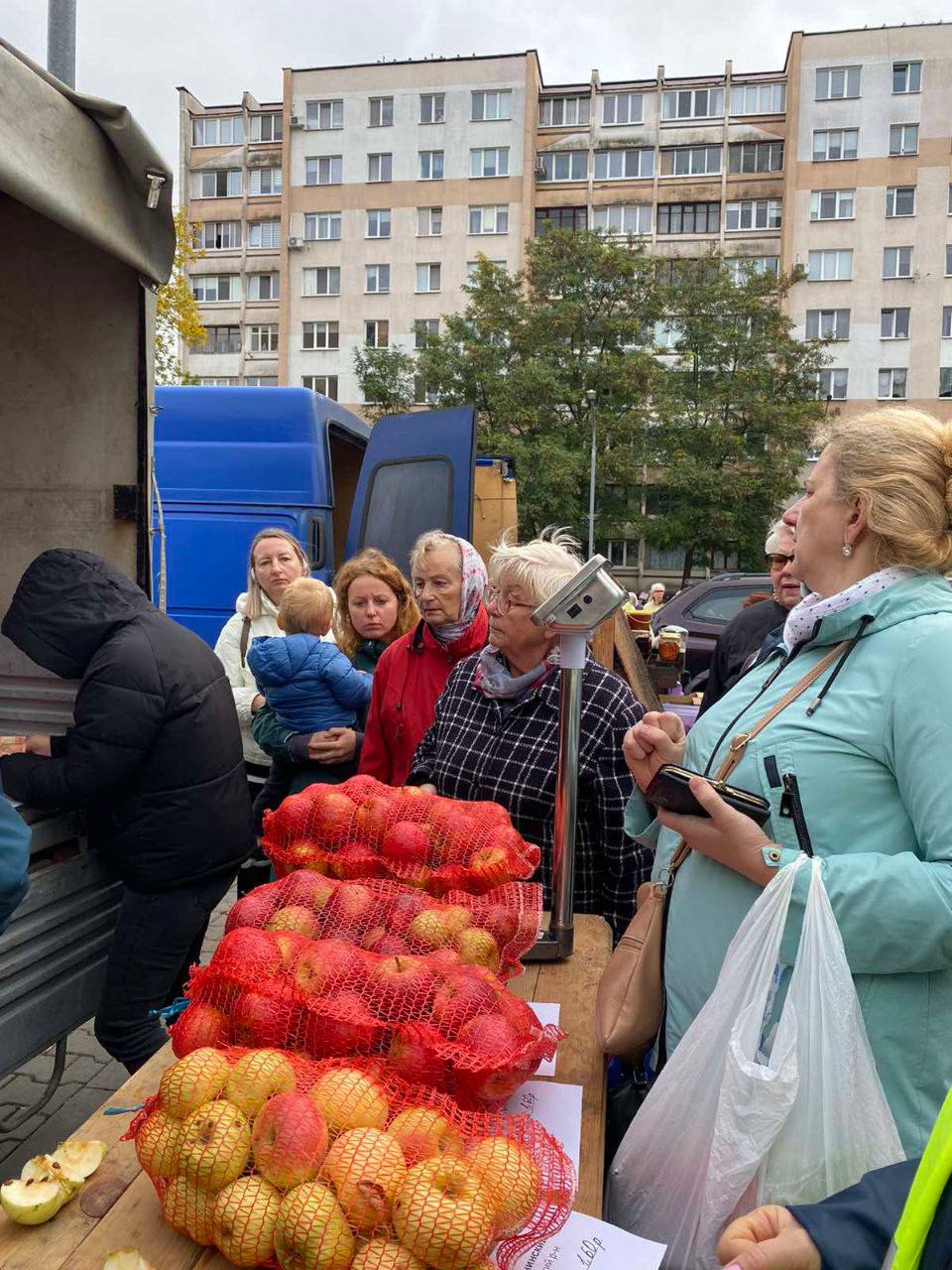 Жители Бреста активно посещают ярмарку у торгового центра «Дидас Персия»