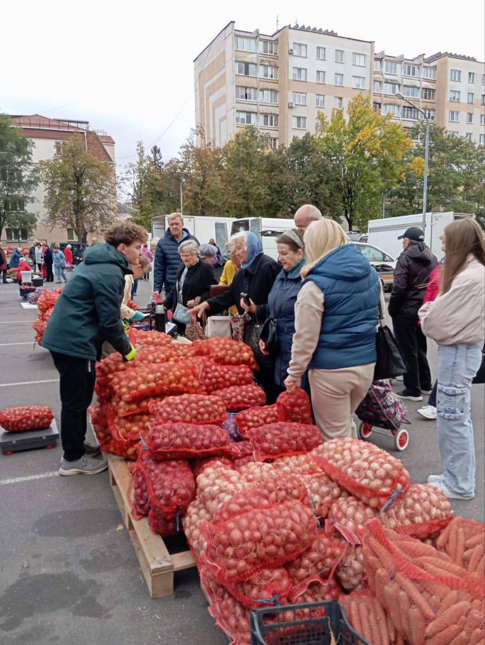 Жители Бреста активно посещают ярмарку у торгового центра «Дидас Персия»