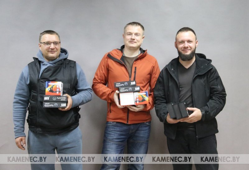 Каменчане и «Многомамы Бреста» подарили ПСО «Юго-Запад» поисковые фонари