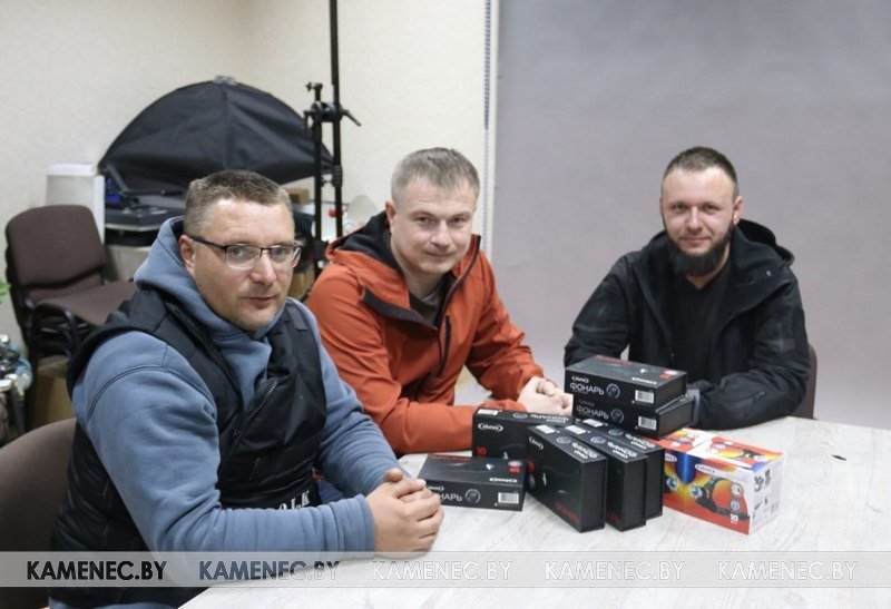 Каменчане и «Многомамы Бреста» подарили ПСО «Юго-Запад» поисковые фонари