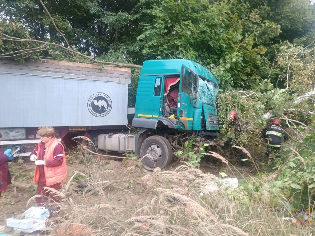 Опубликовано видео спасения водителя грузового автомобиля, пострадавшего в ДТП в Барановичском районе