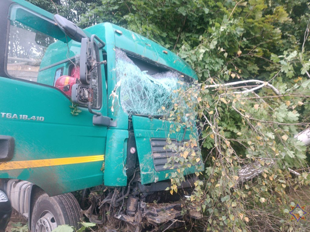 Опубликовано видео спасения водителя грузового автомобиля, пострадавшего в ДТП в Барановичском районе
