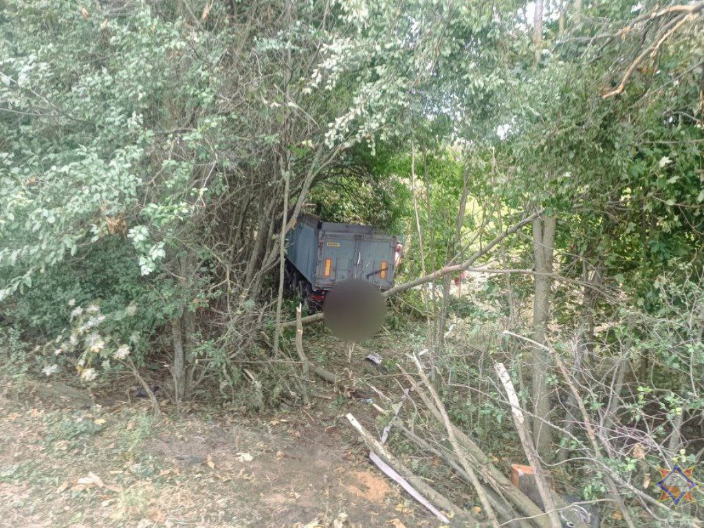 Опубликовано видео спасения водителя грузового автомобиля, пострадавшего в ДТП в Барановичском районе