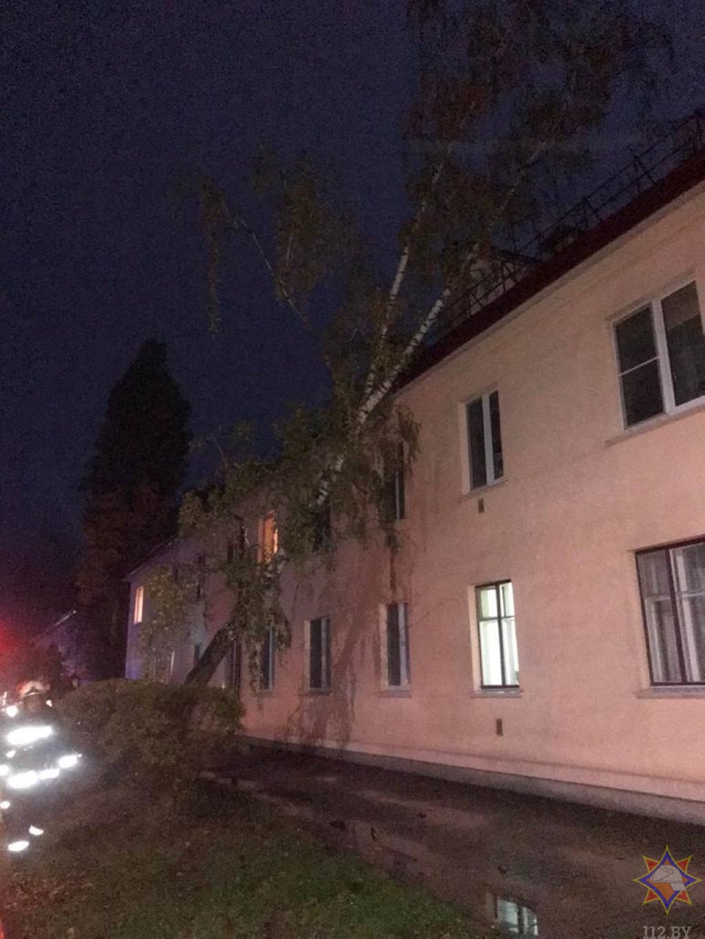 В Бресте и Брестском районе устраняют последствия непогоды: упавшие деревья, поврежденные кровли и автомобили