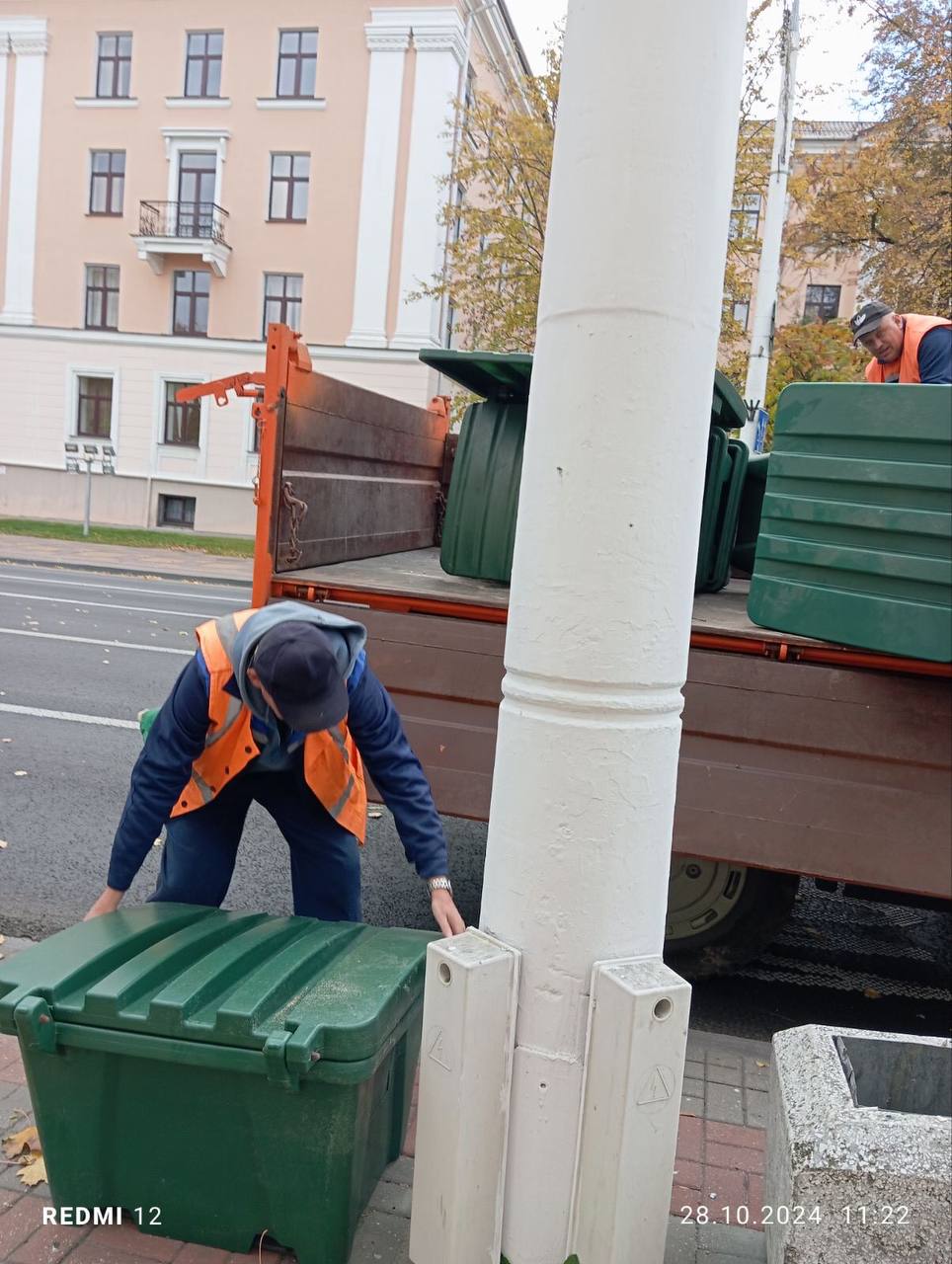 На улицах Бреста начали расставлять ящики с песком