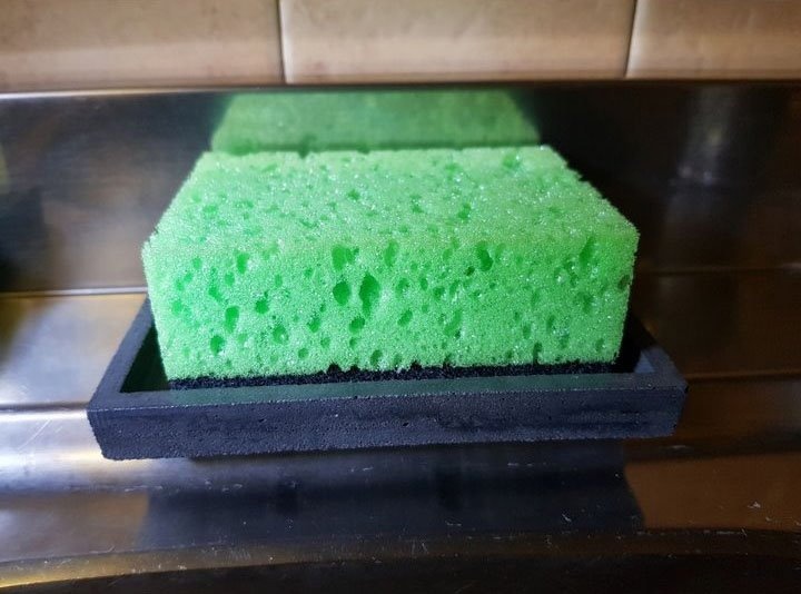 Узнайте, как часто нужно менять кухонную губку