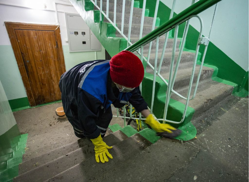 Могут ли жильцы самостоятельно убирать в подъезде многоэтажки? Ответ