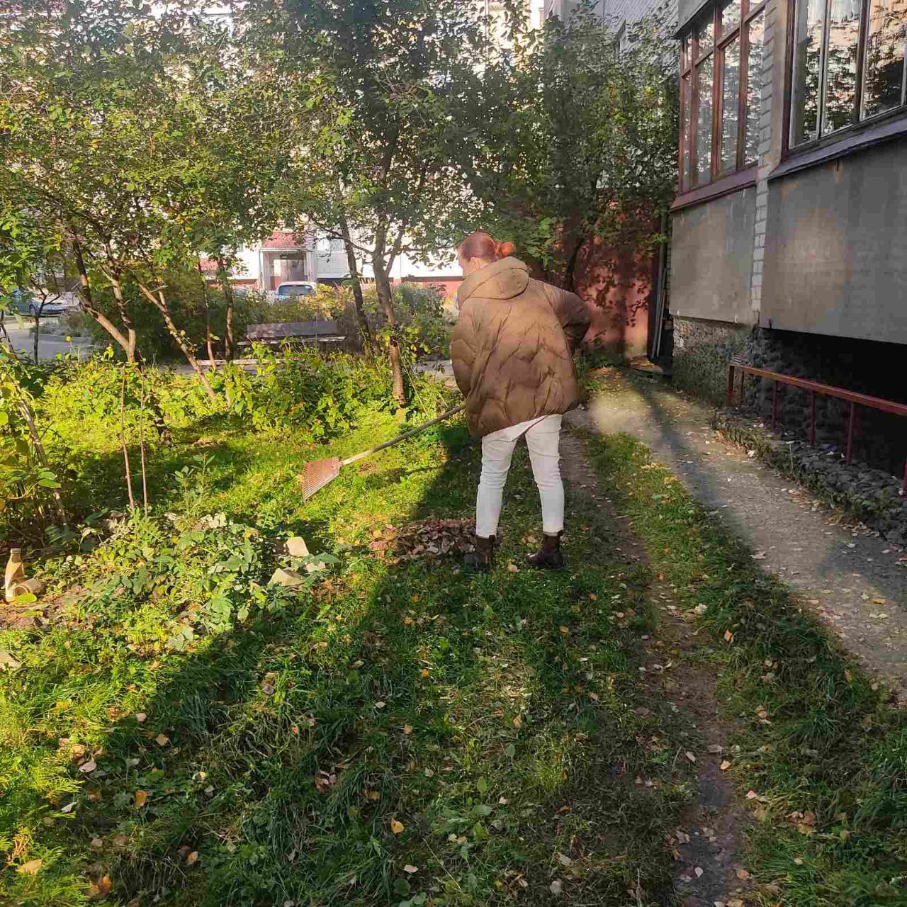 Жители микрорайона Речица показали, как наводят порядок около своего дома