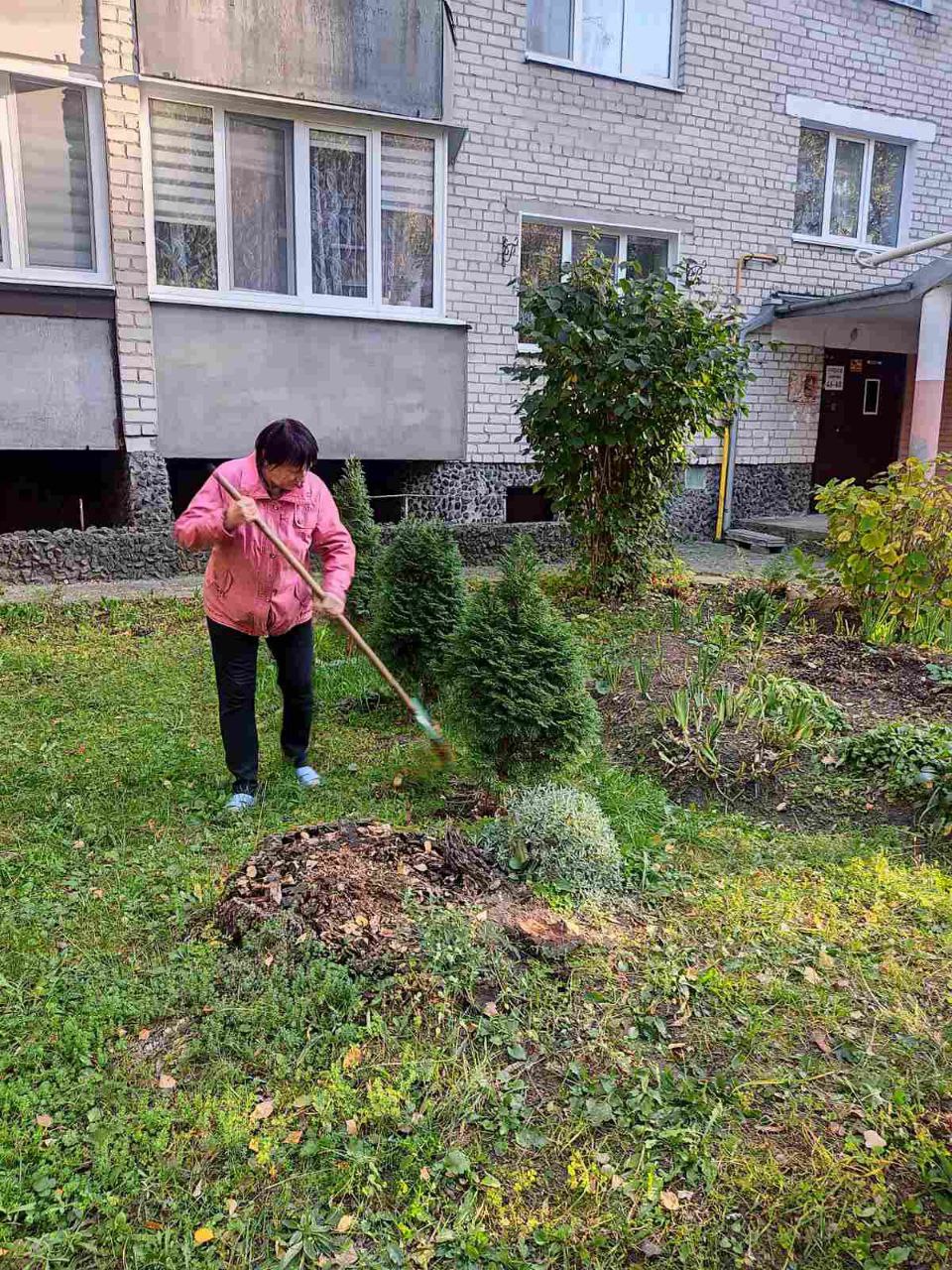 Жители микрорайона Речица показали, как наводят порядок около своего дома