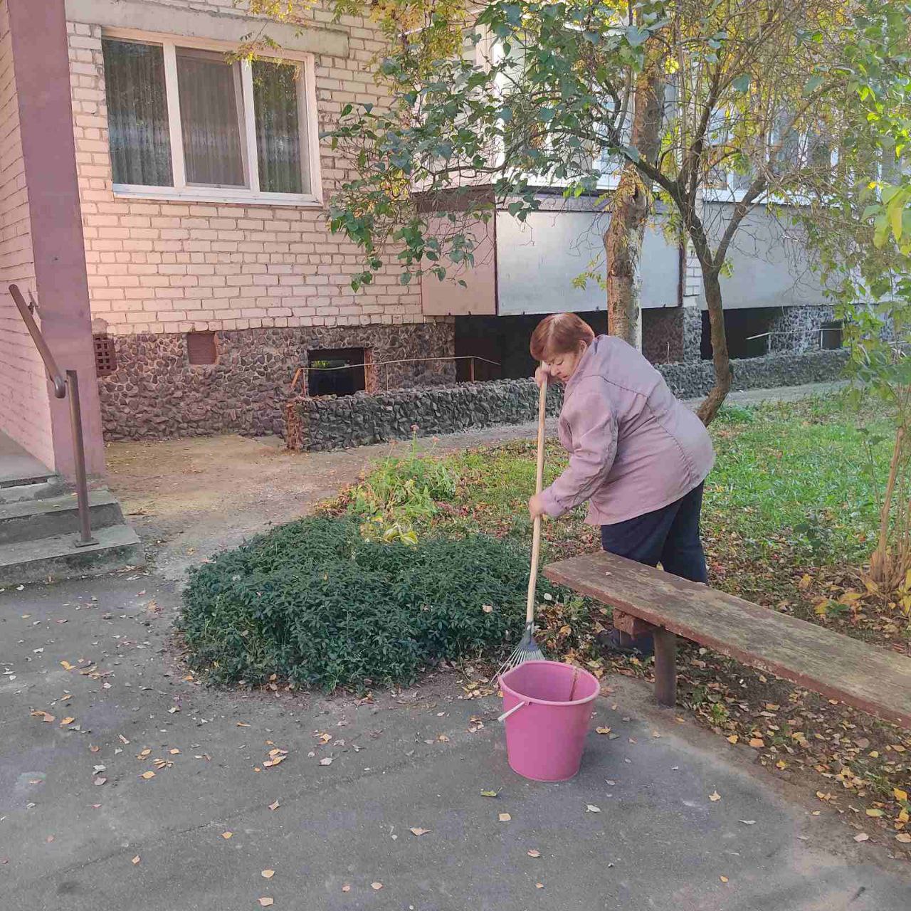 Жители микрорайона Речица показали, как наводят порядок около своего дома