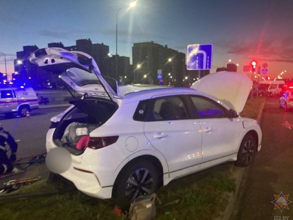 На видео показали, как в Бресте спасали водителя автомобиля после столкновения с маршруткой — видео