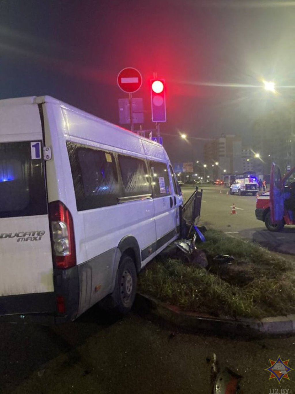 На видео показали, как в Бресте спасали водителя автомобиля после столкновения с маршруткой — видео