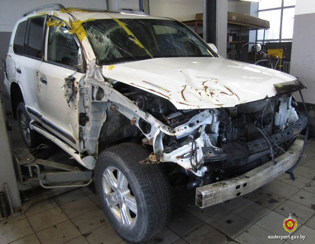 Владелец разбитого в ДТП внедорожника оценил ущерб в 100 000 рублей, виновник аварии не согласился, дело дошло до суда