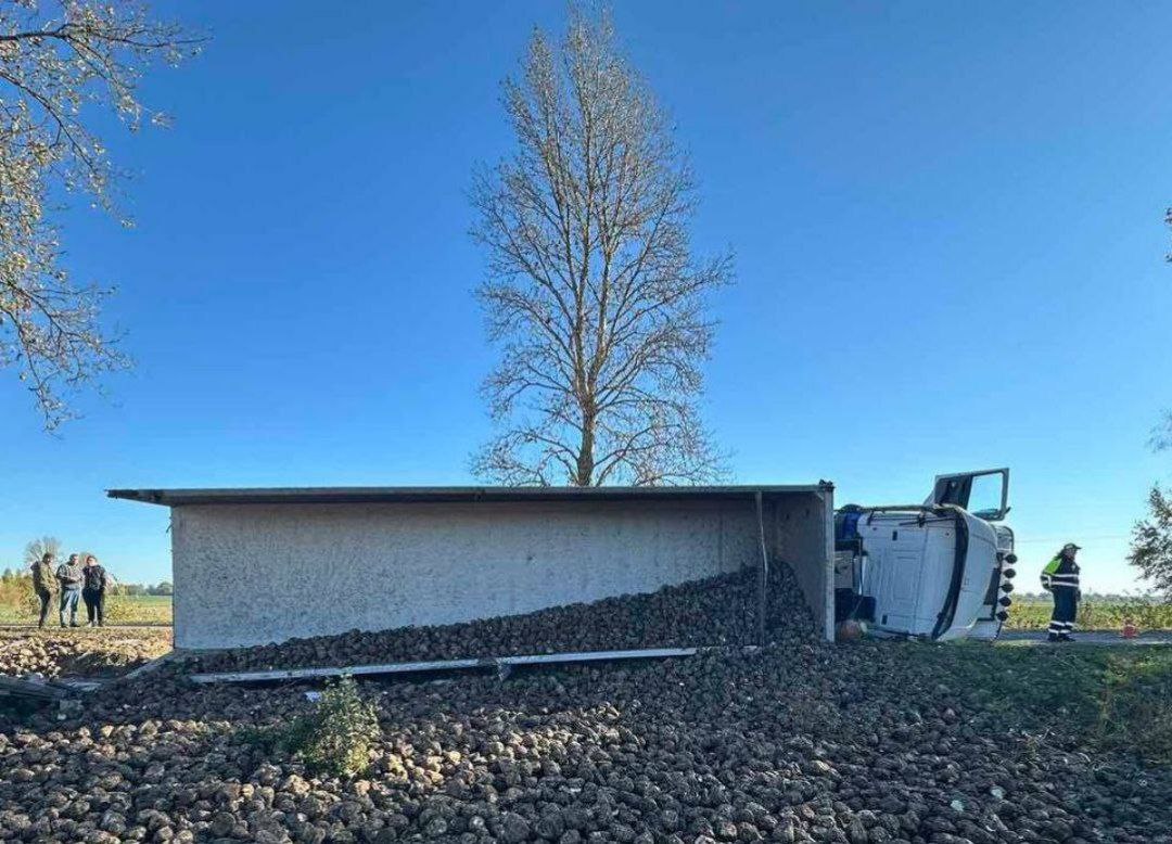 Опасная ситуация на дороге: в Жабинковском районе перевернулся грузовик