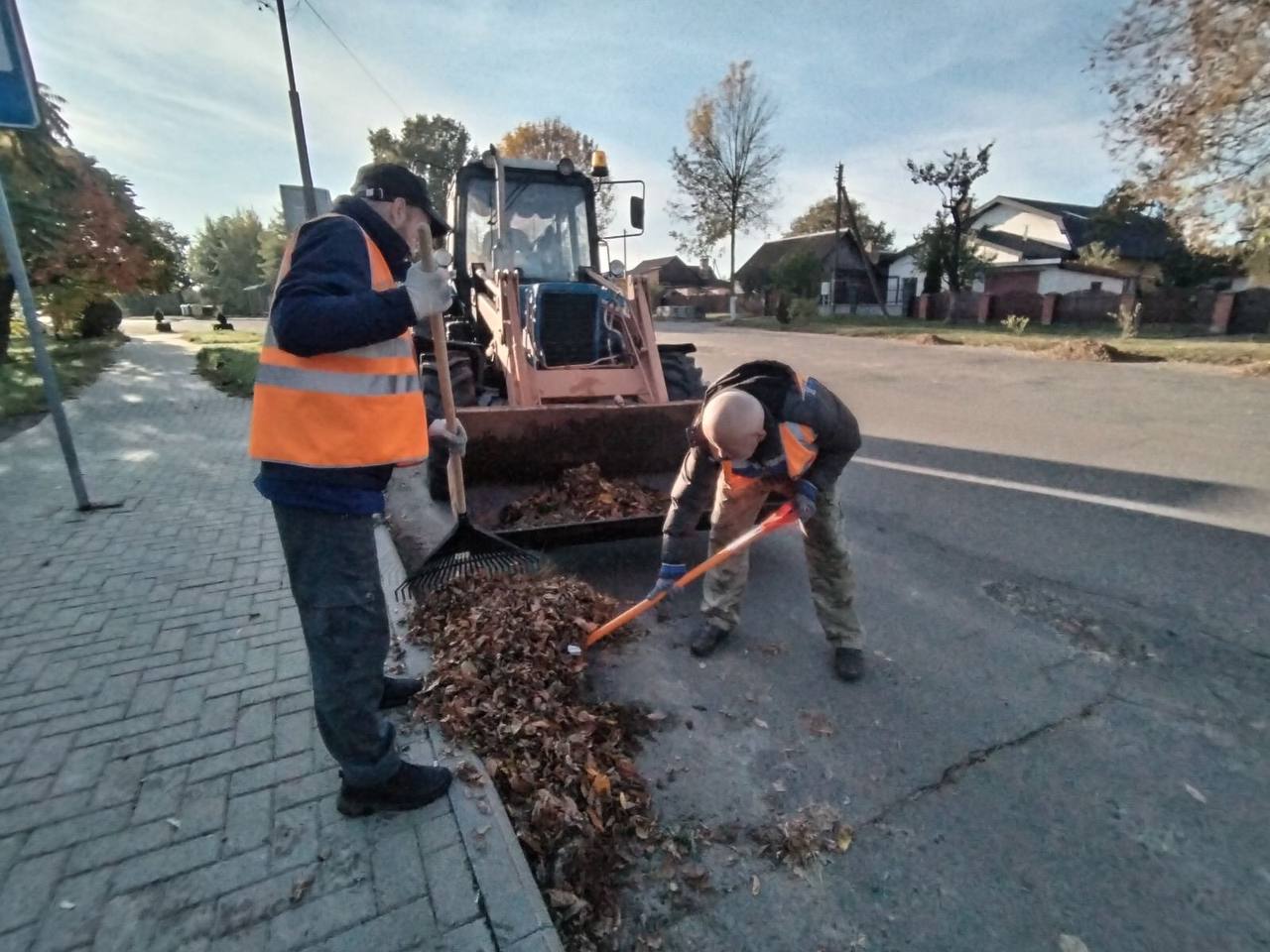 В Бресте полным ходом идёт уборка опавшей листвы и мусора с газонов