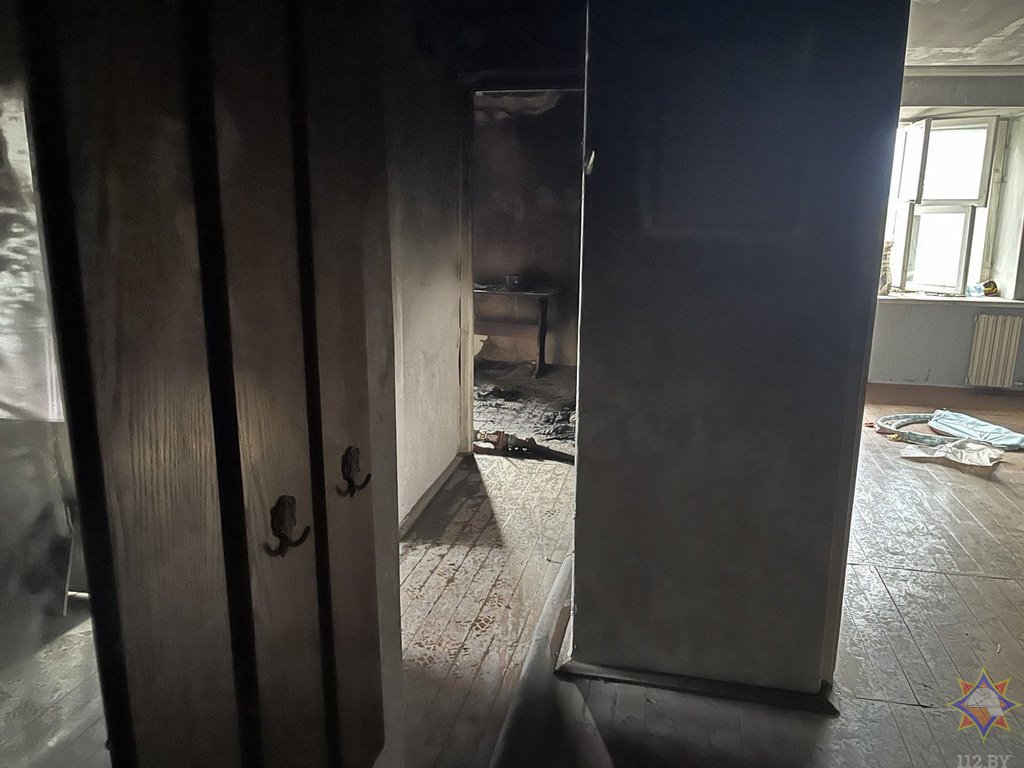 В Пинске случился пожар: один человек погиб, а двух человек спасли с балкона