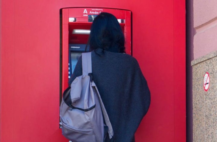 В некоторых банкоматах поменялась система выдачи — не забудьте забрать деньги