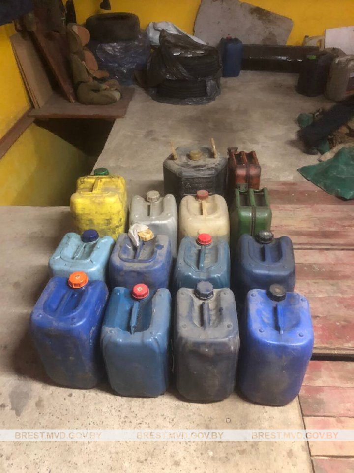 У водителя во дворе дома нашли 300 литров окрашенного дизельного топлива. Случай в Брестском районе