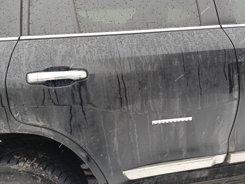 Житель Пинска ключом провёл по всей правой стороне автомобиля Toyota Land Cruiser