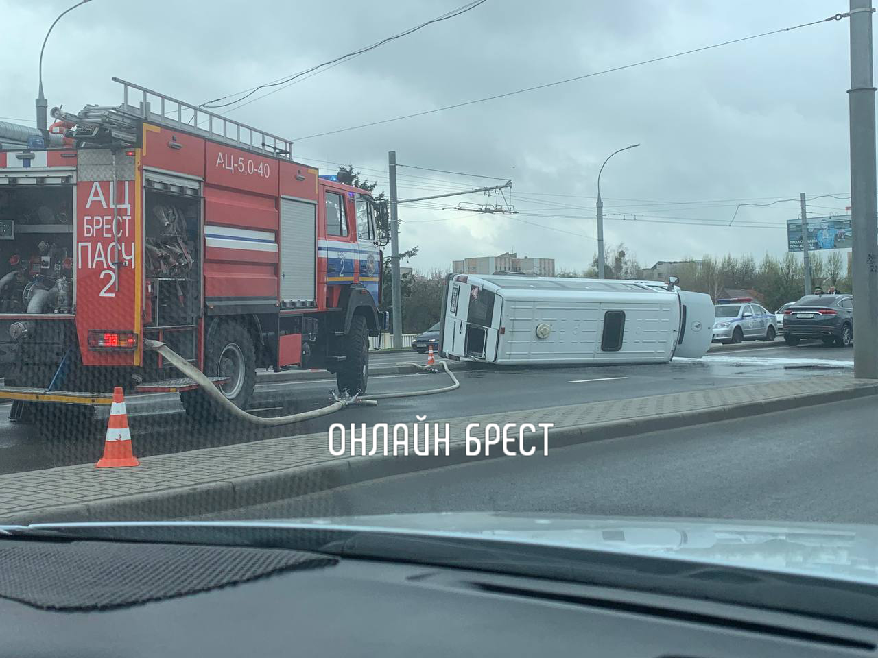 В Бресте возле Кобринского моста перевернулась маршрутка. Первые минуты после ДТП